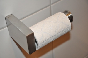 Toilettenpapierrolle auf Halter. © Frau Rolfes  / pixelio.de
