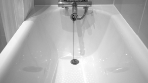 Eine Badewanne mit Duschvorhang.
Bildnachweis: MikesPhotos pixabay.com