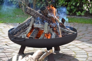 Feuerschale auf geflastertem Boden.
Bildquelle: d721923/pixabay.com