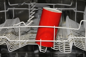 Geschirrspüler mit rotem Becher.
Bildquelle: manfredrichter pixabay.com