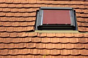Ein Dachfenster mit Außenrollo.
Bildnachweis: EME pixabay.com