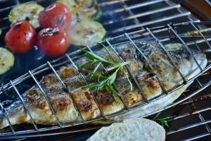 Fisch und Gemüse auf einem Grillrost.
Bildquelle: pixabay.com RitaE