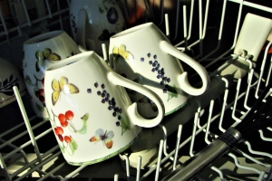 Bunte Tassen in einer Spülmaschine.
Bildquelle: FotoRieth pixabay.com