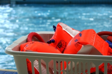 Schwimmflügel liegen in einem Plastikkorb