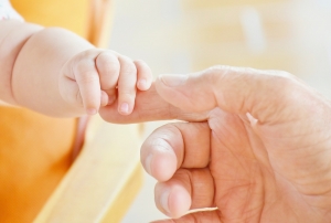 Kleine und große Hand  berühren sich.
Bildnachweis: RitaE Pixabay.com