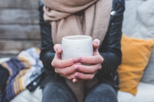 Eine Frau wärmt sich die Hände an einer Tasse.
Quelle: pixabay.com