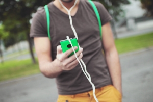 Junger Mann mit Kopfhörer hält Smartphone in der Hand
Quelle: StockSnap pixabay.com