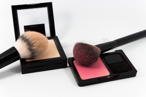 Puder- und Rougedosen mit Pinseln.
Bildquelle: stux pixabay.com