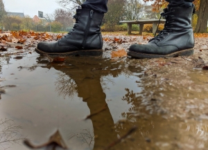 Lederstiefel vor einer Pfütze im Herbst.
Bildquelle: © thabisfotowelt pixabay.com