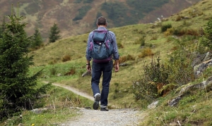 Wanderer auf einem Gebirgsweg. © pixabay.com / Hermann